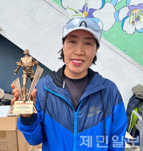 10km 슈페리어 여자부 1위 윤명춘씨.전예린 기자 