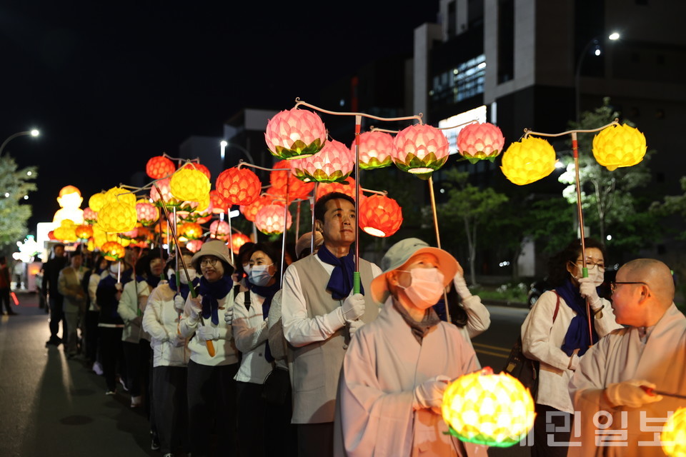 6년 만에 열린 대규모 연등행렬이 지난 26일 제주시 도심 일대에서 펼쳐졌다. 김은수 기자