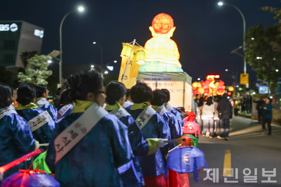 6년 만에 열린 대규모 연등행렬이 지난 26일 제주시 도심 일대에서 펼쳐졌다. 김은수 기자