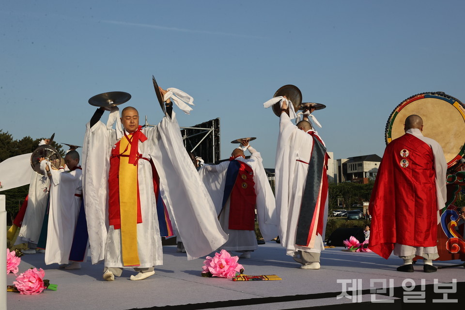 제주불교연합회는 지난 26일 제주시민복지타운에서 '불기 2569년 부처님 오신 날 봉축대법회와 연등축제'를 봉행했다. 김은수 기자