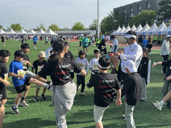 초등학생 등 30여명이 함께 단체로 출전한 도내 해동검도 소속 선수들이 대회 시작전 부상 방지를 위해 몸을 풀고 있다.