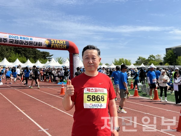 27일 개최된 2025 평화의 섬 제주국제마라톤에 출전한 진건군 중국주제주총영사관 총영사가 완주 소감을 전했다.전예린 기자 
