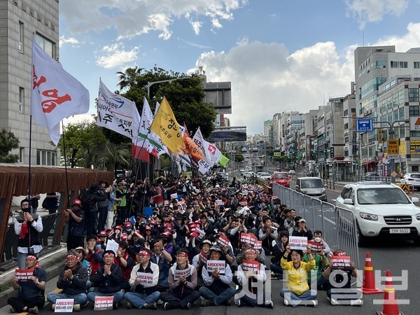 민주노총 제주지역본부는 1일 오전 제주시청 앞 거리에서 '2025 세계노동절 제주대회'를 개최했다.전예린 기자 