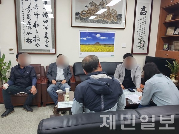 1일 오후 제주시 광령리사무소에 모인 주민들은 본보와의 인터뷰를 통해 해당 사실을 알렸다.전예린 기자  