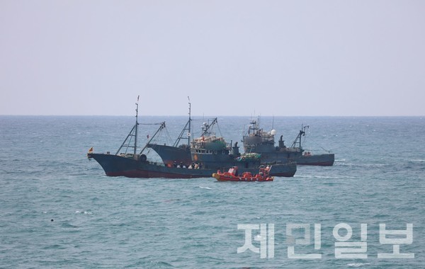 우리나라 해역에서 불법 조업을 한 중국어선이 해경에 적발됐다.