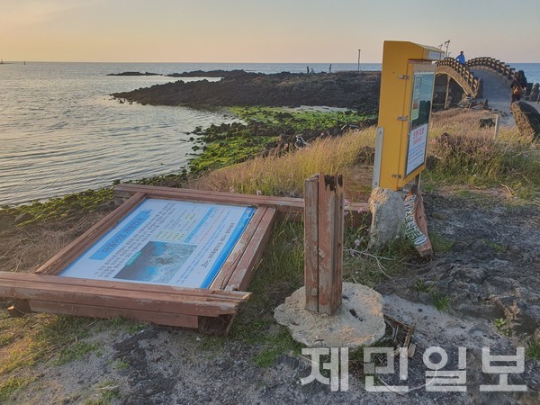 해변 내 안내표지판 등 시설물이 부서지고 깨진 상태로 나뒹굴면서 미관을 훼손하고 있다.