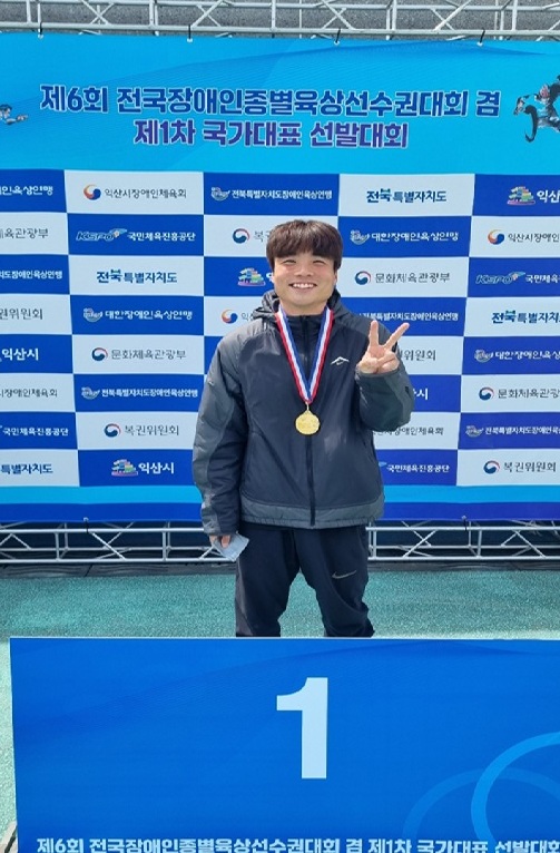 제6회 전국장애인종별육상선수권대회 겸 제1차 국가대표 선발전에서 한국 신기록 2건과 대회 신기록 1건을 달성한 강현중(T37). 제주도장애인체육회 제공.