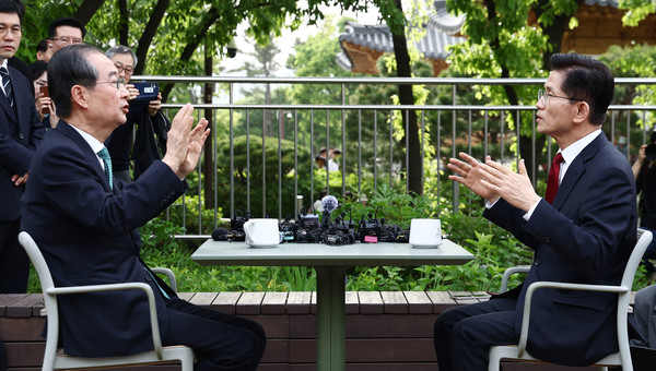 국민의힘 김문수 대선후보와 무소속 한덕수 대선 예비후보가 8일 서울 국회 사랑재에 위치한 커피숍에서 만나 회동하고 있다. (연합뉴스)