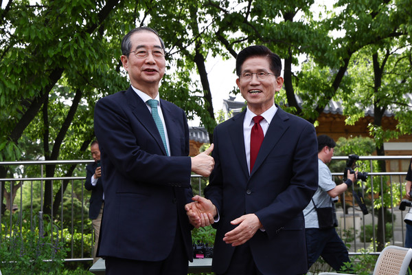 8일 서울 국회 사랑재에 위치한 커피숍에서 만난 김문수 후보와 한덕수 후보. (연합뉴스)