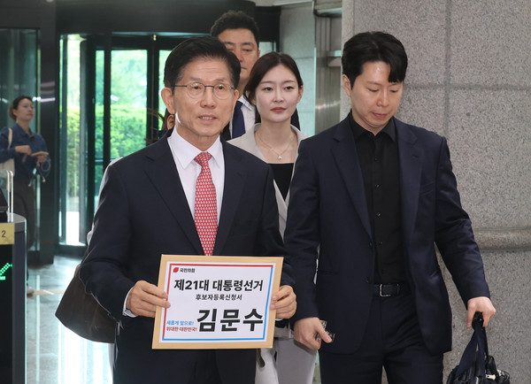 국민의힘 김문수 대선 후보가 11일 경기도 과천 중앙선거관리위원회에서 제21대 대통령선거 후보 등록을 위해 이동하고 있다. (연합뉴스)