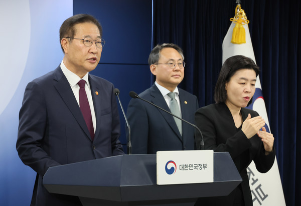 박성재 법무부 장관(왼쪽)과 고기동 행정안전부 장관 직무대행이 12일 서울 종로구 정부서울청사에서 제21대 대통령선거 관련 대국민 담화문을 발표하고 있다. (연합뉴스)