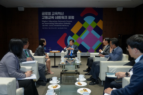 제주도는 12일 글로벌 교육혁신 고등교육 네트워크 포럼 참석 차 방문한 일본 도쿠시마대학, 미국 애리조나주립대학과 프린스턴대학, 경희대학교 관계자들과 연이은 면담을 통해 글로벌 교육․연구 연계 방안을 논의했다.