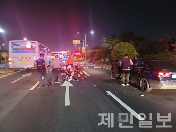 12일 오후 제주시 연동의 한 횡단보도에서 20대 여성이 차에 치이는 사고가 발생해 소방당국이 구조에 나서고 있다.(사진=제주소방안전본부)