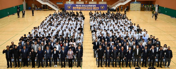 제주특별자치도체육회(회장 신진성)는 13일 오후 4시 제주복합체육관에서 제54회 전국소년체육대회 제주도선수단 결단식을 개최했다. 제주도체육회 제공