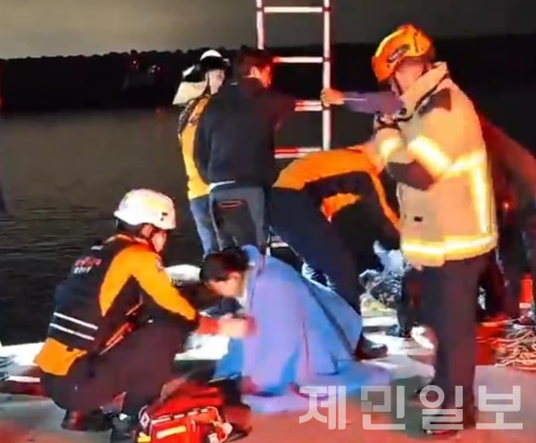 지난 12일 오후 서귀포시 화순항에서 SUV차량이 바다로 추락해 2명이 구조됐다.(사진-제주도소방안전본부)