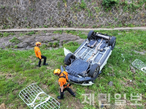 제주에서 하천 아래로 차량이 추락해 20대 운전자가 병원에 이송됐다.(사진=제주소방안전본부)