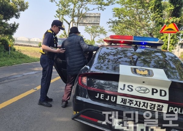 제주시 구좌읍 일대에서 4시간 동안 길을 잃고 배회하던 노인이 주민의 신고로 20분 만에 무사히 구조됐다.