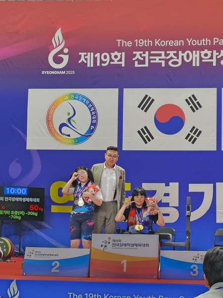 제19회 전국장애인체육대회 역도 여자중등부 -70㎏급에 출전해 파워리프팅 20㎏, 웨이트리프팅 22㎏, 벤치프레스종합 42㎏ 등으로 대회신기록 3개, 금메달 2개, 은메달 1개를 획득한 김서현(대신중3). 제주도장애인체육회 제공.