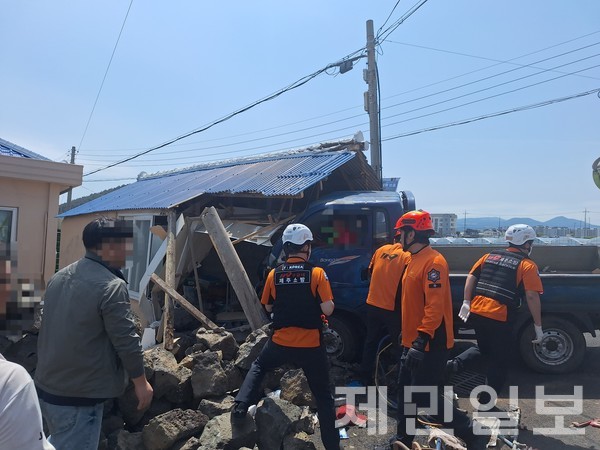 제주에서 트럭이 외벽을 들이받아 2명이 부상을 입었다.(사진=제주소방안전본부)