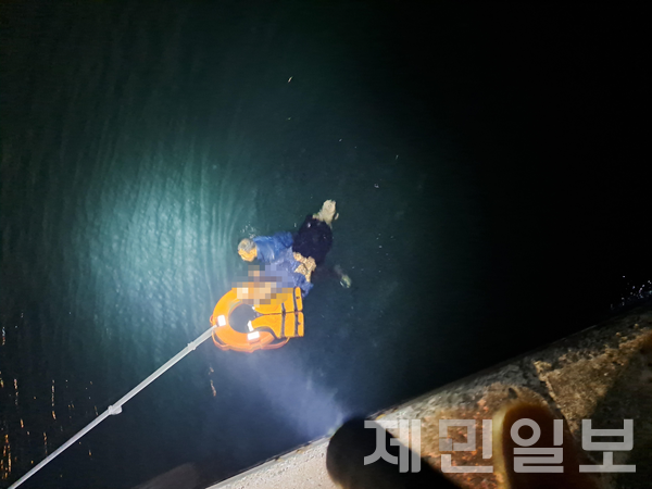 지난 17일 신변을 비관하며 바다에 뛰어든 50대 여성이 해군 UDT 출신 경찰의 신속한 대응으로 구조됐다.(사진-서귀포해경)