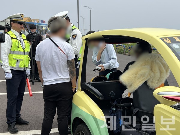 제주동부경찰서는 도내 기자들과 동행해 우도면 일대 기초질서 위반행위 집중단속을 벌인 가운데, 싱가포르에서 온 30대 관광객이 안전모를 착용하지 않은 채 이륜차를 몰다 경찰에 적발됐다.전예린 기자 