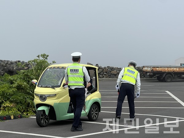 최근 우도지역 내 외국인 방문객이 증가함에 따라 각종 교통법규 등 기초질서 위반행위가 빈번히 발생하면서 경찰이 특별단속에 나섰다.전예린 기자 