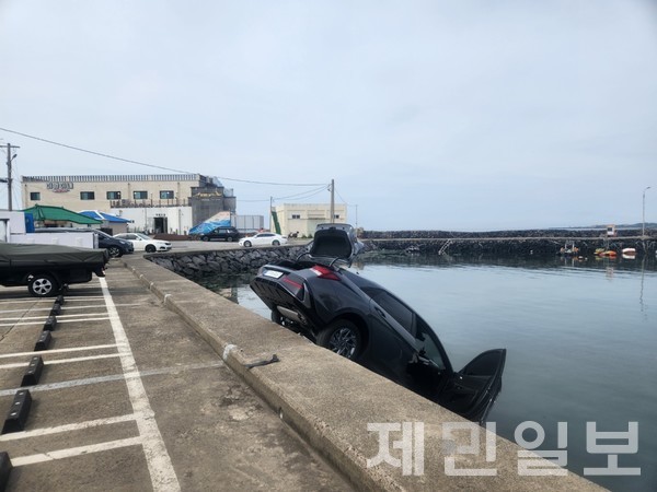 제주의 한 포구에서 승용차 한 대가 추락할 뻔한 아찔한 사고가 발생했다.(사진=제주소방안전본부)