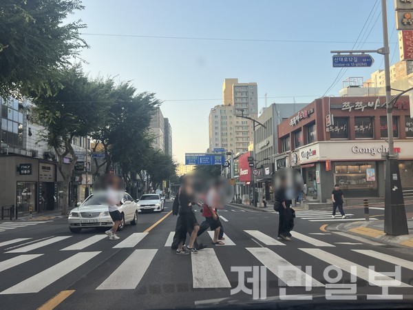 도내 '신호등 없는 횡단보도'에서 보행자 사고가 잇따르는 가운데, 안전 시설물 설치 등 대책 마련이 시급하다는 지적이다.전예린 기자 