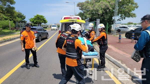 지난 19일 오후 12시31분께 제주시 용담동의 한 교차로에서 40대 도민 A씨가 1t 트럭에 치이는 사고가 발생했다. A씨는 현재까지 의식을 찾지 못하고 있는 것으로 알려졌다.