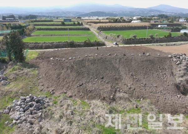 제주 첫 민간특례 개발사업인 대단지 아파트 '위파크 제주' 공사장에서 대량의 토사를 무단 반출한 8명이 검찰에 넘겨졌다.(사진=제주자치경찰단 제공)