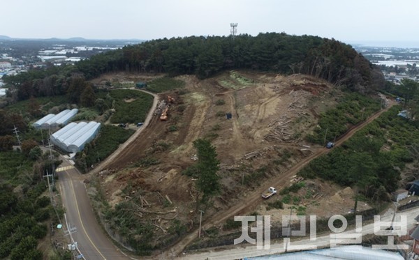 제주도 자치경찰단은 산지관리법 위반 등 혐의로 50대 A씨와 50대 B씨 등 2명을 불구속 상태로 검찰에 송치했다.