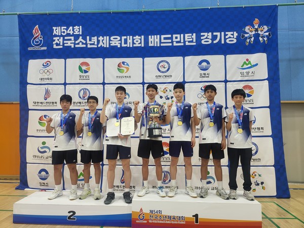 제주 사대부중 배드민턴 단체전 시상식 사진. 왼쪽부터 김유준(3), 고주혁(3), 서현규(3), 김민준(3), 강준우(3), 홍승운(2), 김강민(1).