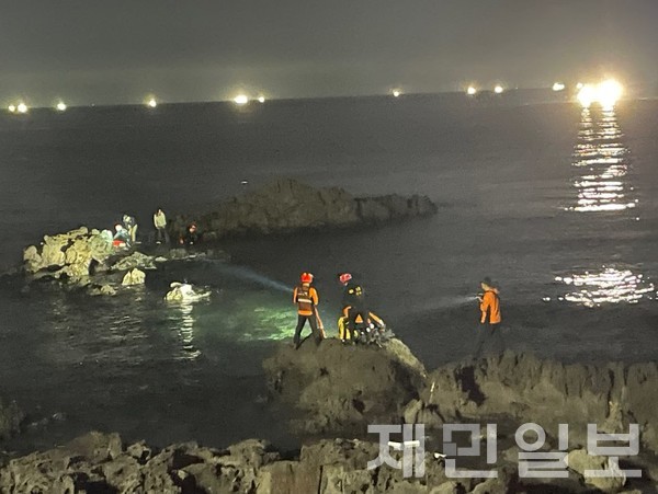제주의 한 갯바위에서 밤 낚시를 하다가 고립된 낚시객 2명이 구조됐다. (사진=도 소방안전본부 제공)