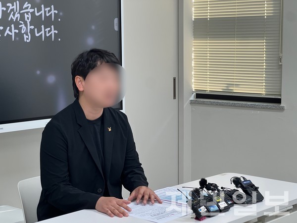 교사노동조합연맹 위원장은 26일 언론과의 인터뷰에서 "또다시 동료 교사를 잃었다"며 눈시울을 붉힌 채 참담한 심정을 전했다. 현재 경찰은 민원을 제기한 학생 가족에 대한 1차 조사를 마무리한 상태며, 해당 가족의 휴대전화를 임의로 제출받아 포렌식 등 정밀 조사를 진행하고 있다. 전예린 기자 