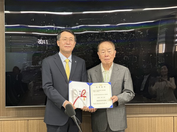 센다이제주도민회가 창립 50주년을 맞아 제주도를 방문하고 제주도와 제주대학교에 기부금을 전달했다. 센다이제주도민회는 이번 방문을 끝으로 올해 총회를 통해 공식 해산할 예정이다. 사진은 제주대학교 산학협력관에서 학교발전기금 100만엔을 전달하고 기념사진을 촬영하는 모습. 김수환 기자