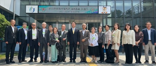제주대학교 산학협력관에서 학교발전기금 100만엔을 전달하고 기념사진을 촬영하는 모습. 김수환 기자