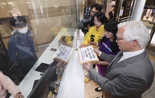 시민단체 정치하는엄마들이 28일 서울 서대문구 경찰청 앞에서 연 '대선 TV토론 이준석 대선후보 성범죄 발언 단체고발 기자회견'에서 참가자들이 고발장을 제출하고 있다. (연합뉴스)