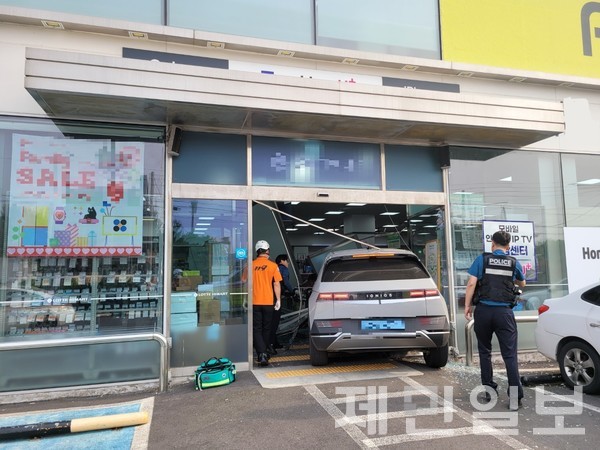제주의 한 전자제품 매장에 차량이 돌진하는 사고가 발생했다.(사진=도 소방안전본부)