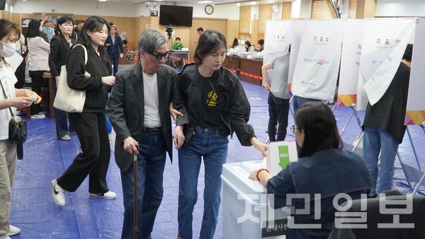 제21대 대통령 선거 사전투표 첫날인 29일 오전 제주도의회 의원회관에 마련된 연동 투표소에서 유권자들이 소중한 한 표를 행사하고 있다. 특별취재팀