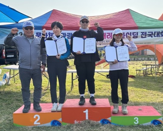 제25회 문화체육관광부장관기 패러글라이딩 전국대회 여성부 시상식에서 1위를 달성한 최유리(플라이제주, 왼쪽 3번째)와 3위 김선애(플라이제주, 왼쪽 4번째)가 기념사진을 촬영하고 있다.
