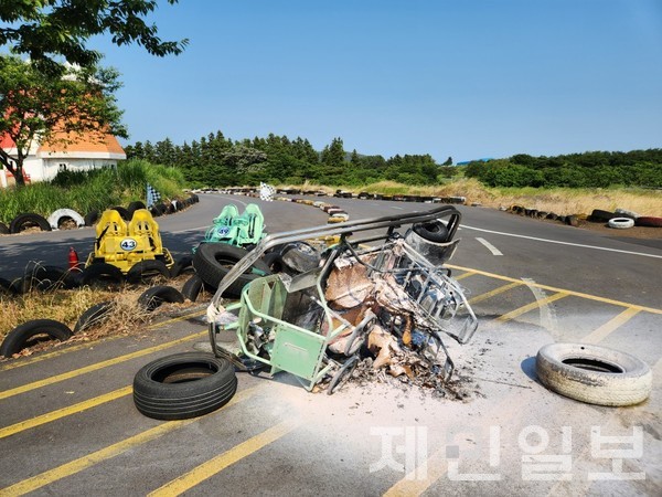 29일 오후 서귀포시 표선면 성읍리의 한 카트체험장에서 레저카트가 운행 중 불에타는 사고가 발생했다.(사진-제주도소방안전본부)