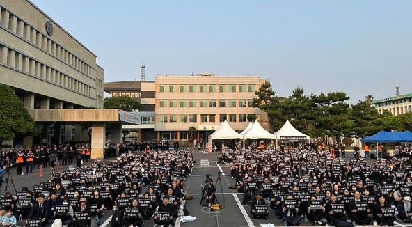 새로운학교네트워크, 실천교육교사모임, 전국교직원노동조합 제주지부, 제주교사노동조합, 제주도교원단체총연합회, 좋은교사운동 등 제주교원일동은 30일 제주도교육청 주차장에서 최근 숨진 제주 모 중학교 교사를 추모하는 문화제를 개최했다. 김수환 기자