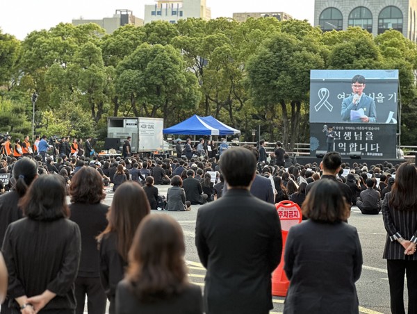 새로운학교네트워크, 실천교육교사모임, 전국교직원노동조합 제주지부, 제주교사노동조합, 제주도교원단체총연합회, 좋은교사운동 등 제주교원일동은 30일 제주도교육청 주차장에서 최근 숨진 제주 모 중학교 교사를 추모하는 문화제를 개최했다. 김수환 기자