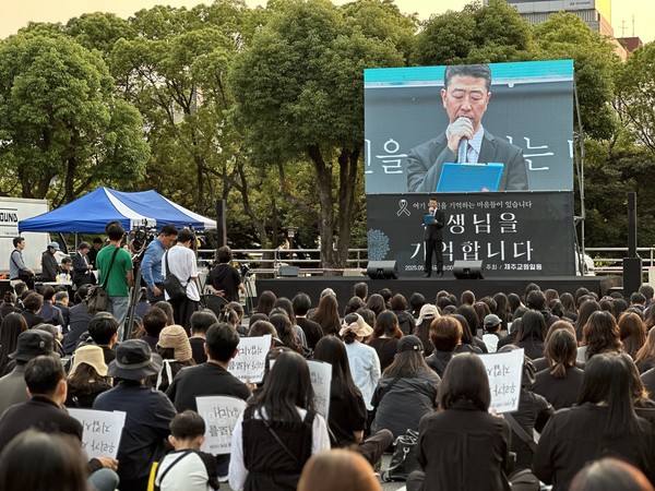 새로운학교네트워크, 실천교육교사모임, 전국교직원노동조합 제주지부, 제주교사노동조합, 제주도교원단체총연합회, 좋은교사운동 등 제주교원일동은 30일 제주도교육청 주차장에서 최근 숨진 제주 모 중학교 교사를 추모하는 문화제를 개최했다. 김수환 기자
