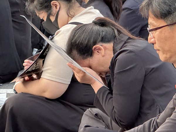 새로운학교네트워크, 실천교육교사모임, 전국교직원노동조합 제주지부, 제주교사노동조합, 제주도교원단체총연합회, 좋은교사운동 등 제주교원일동은 30일 제주도교육청 주차장에서 최근 숨진 제주 모 중학교 교사를 추모하는 문화제를 개최했다. 김수환 기자