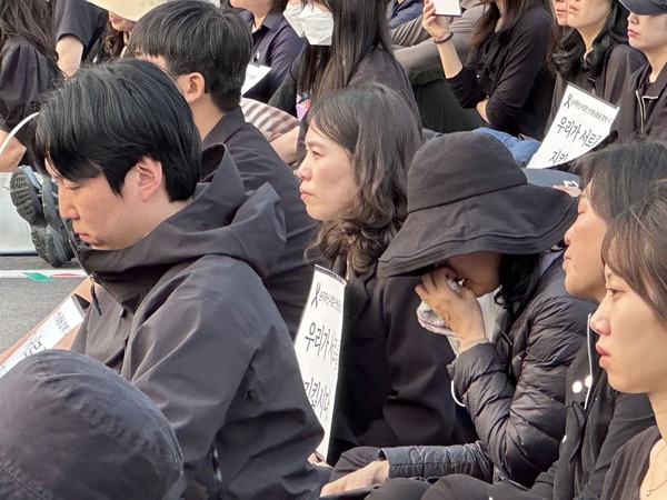 새로운학교네트워크, 실천교육교사모임, 전국교직원노동조합 제주지부, 제주교사노동조합, 제주도교원단체총연합회, 좋은교사운동 등 제주교원일동은 30일 제주도교육청 주차장에서 최근 숨진 제주 모 중학교 교사를 추모하는 문화제를 개최했다. 김수환 기자