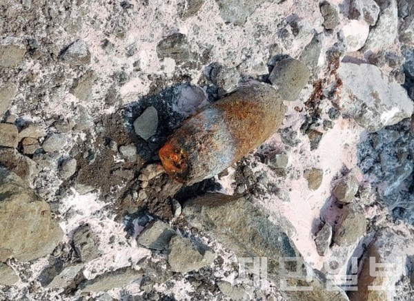 서귀포시 월평동 해안가 인근에서 폭발물 의심 미확인물체가 발견돼 군경이 투입되는 일이 발생했다.(사진-제주도소방안전본부)