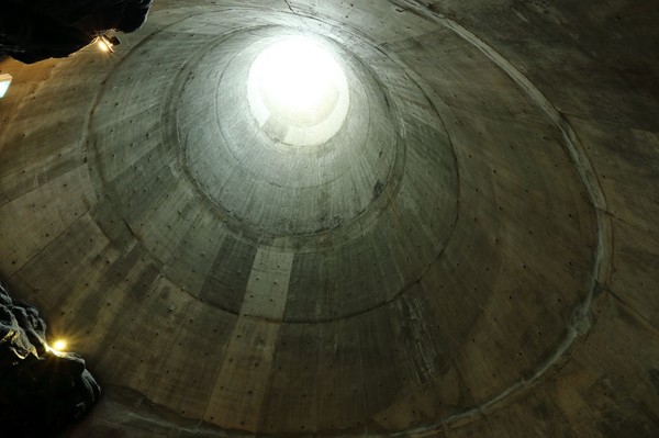 "어둠 밝혀온 35년, 멈추지 않는 빛의 여정"4·3평화기념관에 상설전시실, 칠흑같은 '역사의 동굴' 끝을 가르며 한 줄기 빛이 어둠 속을 비춘다. 우리가 마주해온 제주 현대사의 진실과 상처, 그리고 그 기억을 밝히려 했던 지난 35년. 제민일보는 앞으로도 침묵을 깨우고, 진실을 밝히는 참언론의 길을 이어가고자 한다. 어둠 속에서도 멈추지 않을 진실 찾기의 여정, 그것이 우리의 약속이다. 김봉철 기자