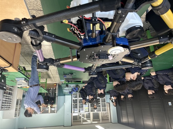 협약형 특성화고등학교인 한림공업고등학교의 소형무인기 정비 수업 모습.