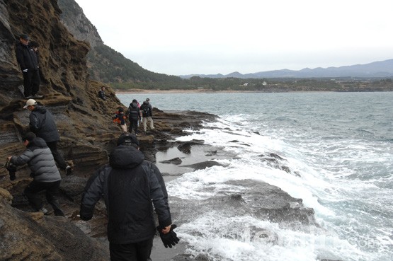제주 용머리 해안 탐방로를 걷는 사람들. 제민일보DB